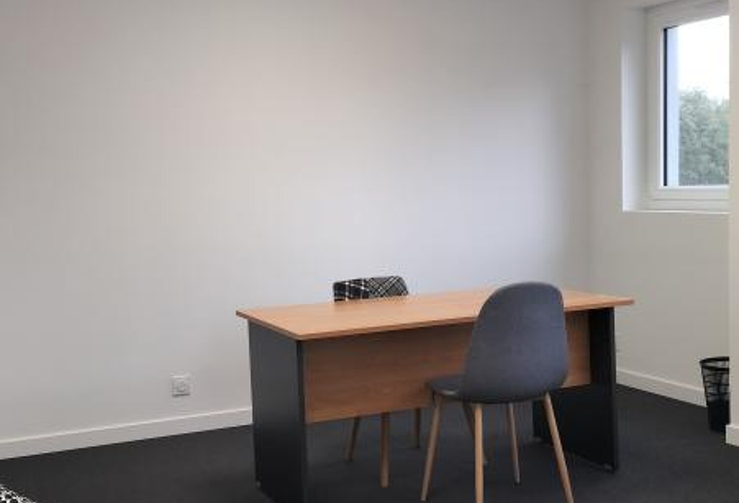 SENE , Le Poulfanc , Bureau neuf À Louer — photo 1
