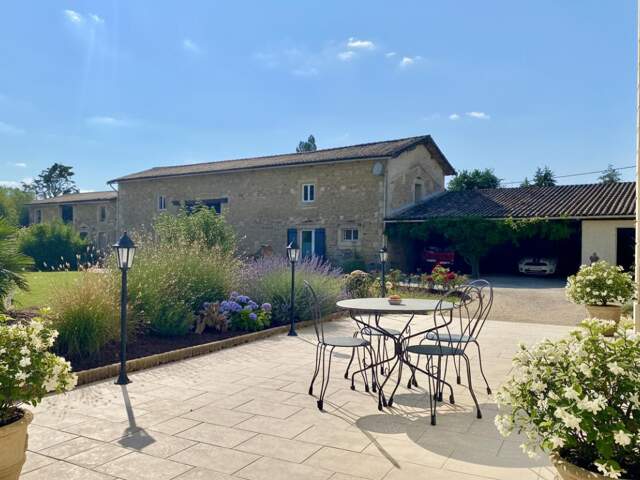 Demeure de caractère XVIIe siècle 218 m² + 400 m² de dépendances , Saint-Maixent-l'École — photo du bien