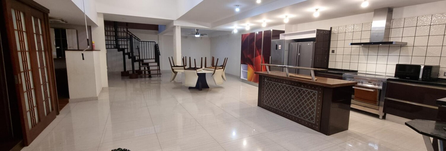 Bureau 9 Pièces 300 m² à louer à Saint-Pierre (97410)