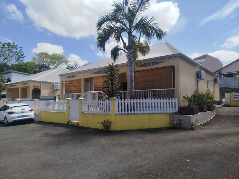 VILLA MEUBLEE de 110 m² - Ligne des Bambous - SAINT-PIERRE — photo 1
