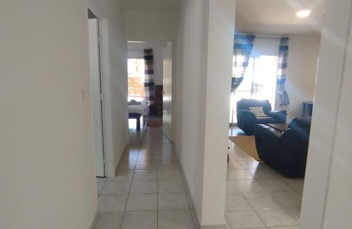 VILLA MEUBLEE de 110 m² - Ligne des Bambous - SAINT-PIERRE — photo 4