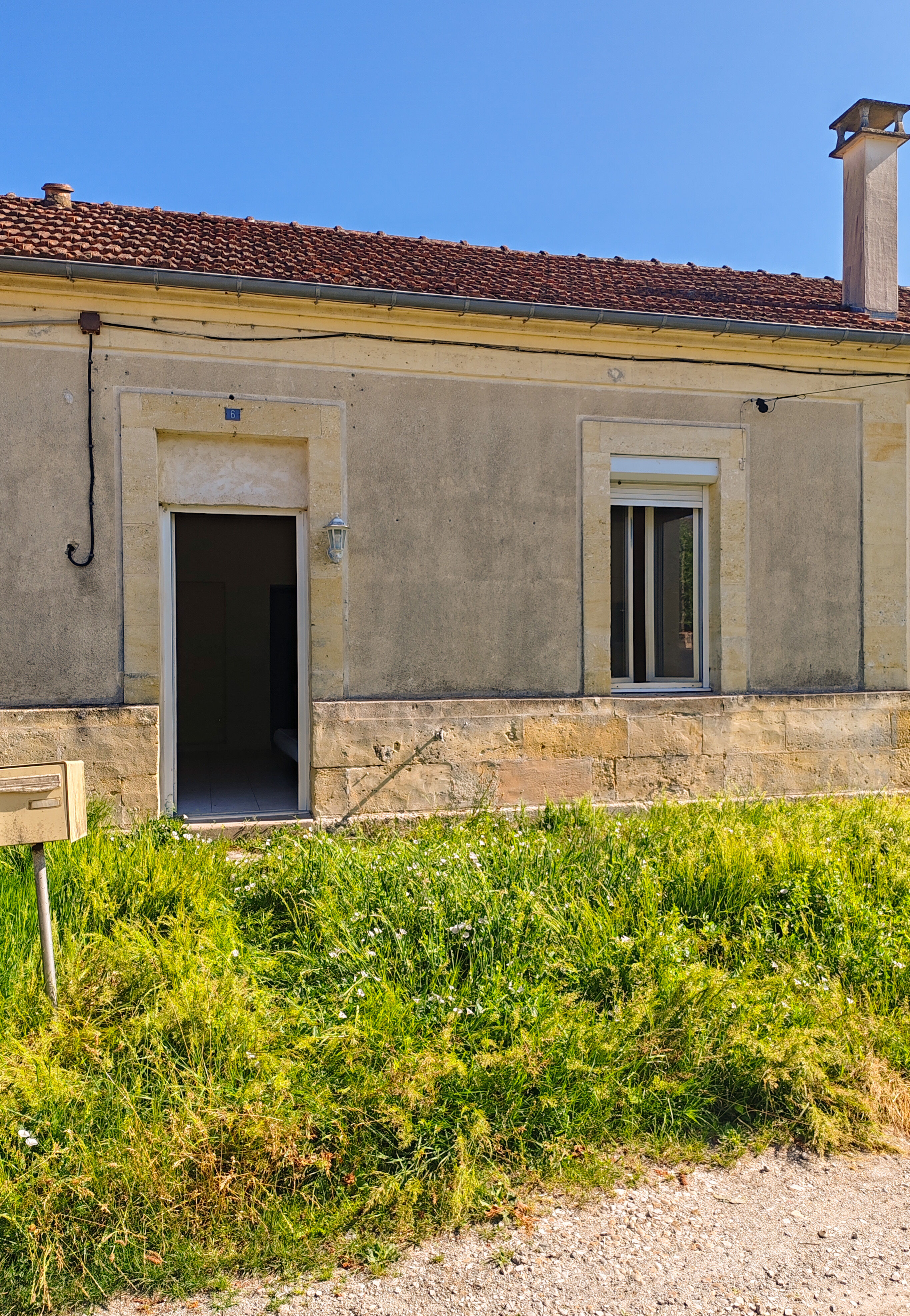 MAISON EN PIERRE de PLAIN PIED avec 2 CHAMBRES, JARDIN et PLACE DE STATIONNEMENT, à 5 minutes à pied de la GARE et des COMMERCES de SAINT YZAN DE SOUDIAC