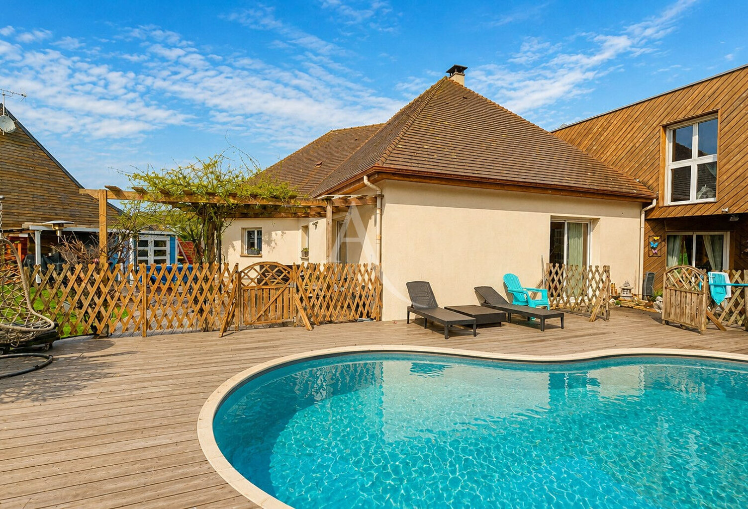 Maison moderne  chambres sous-sol dressing piscine — photo 1
