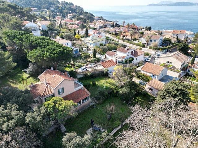 Le Pradet terrain constructible de 1250 m² pour 375 m² habitables à 150 m de la mer — photo du bien