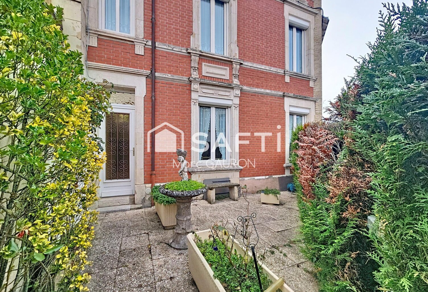 Sect Jamin 145 m² jardinet, cour, terrasse, garage — photo 1