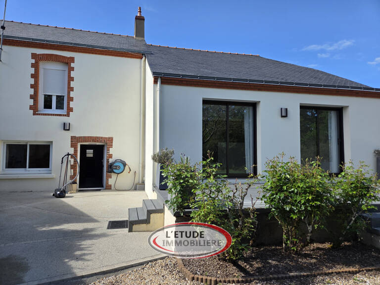 Ste Pazanne bourg : Maison rénovée de 143 m2, terrasses et c — photo 1