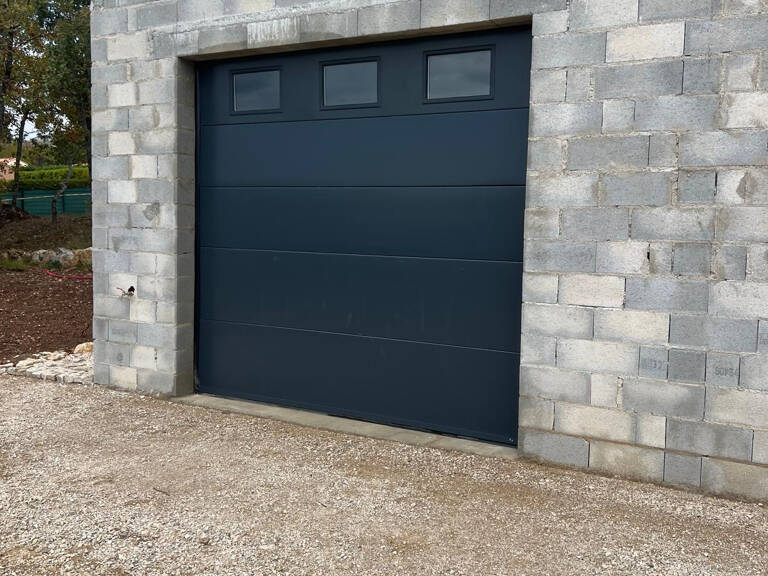 Local de stockage   50 m2   Porte motorisée   2 Parkings — photo 1
