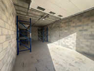 Local de stockage   50 m2   Porte motorisée   2 Parkings — photo 2