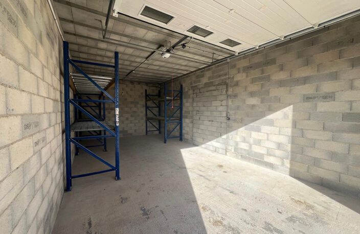 Local de stockage   50 m2   Porte motorisée   2 Parkings — photo 2