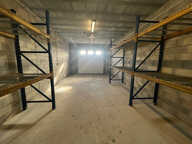 Local de stockage   50 m2   Porte motorisée   2 Parkings — photo 3