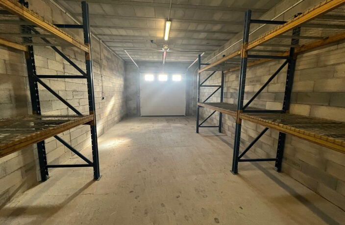 Local de stockage   50 m2   Porte motorisée   2 Parkings — photo 3