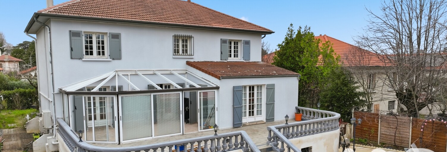 Maison 10 Pièces 307 m² à vendre à Bron (69500)