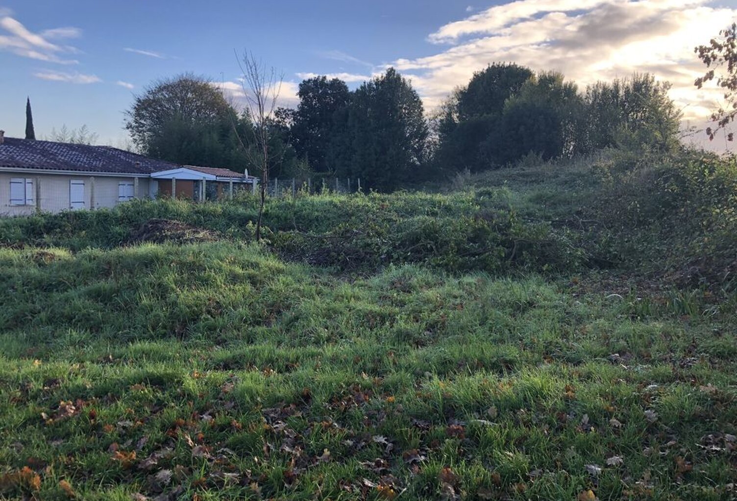 TERRAIN CONSTRUCTIBLE NON VIABILISE 655 m2 2ème LIGNE — photo 1