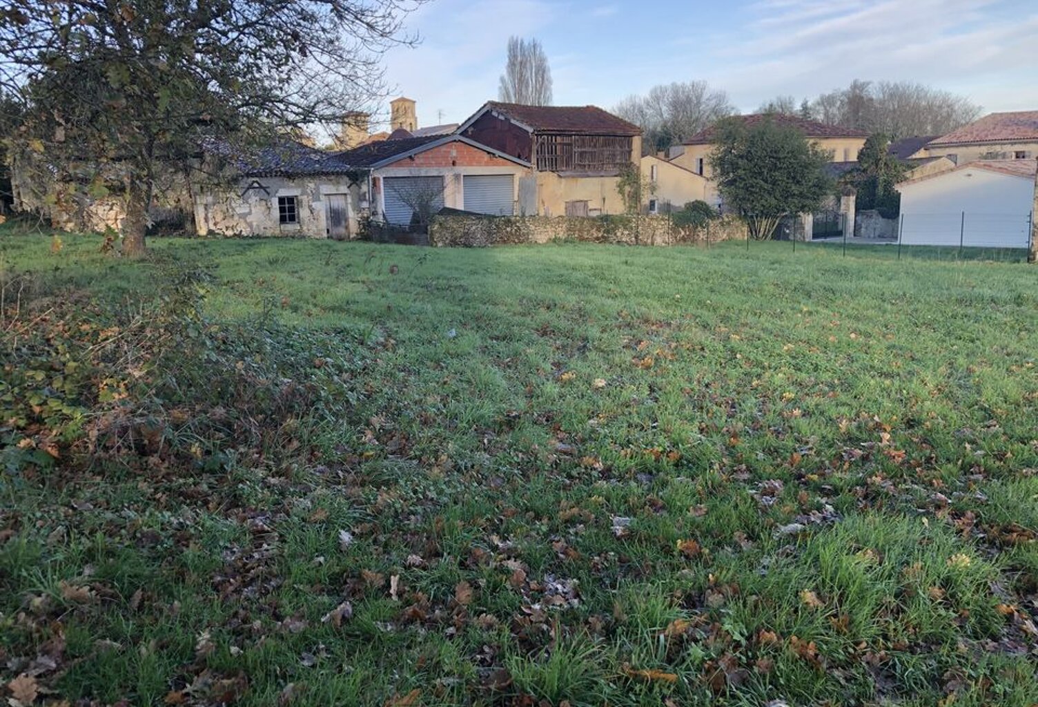 TERRAIN CONSTRUCTIBLE NON VIABILISE 686 m2 2ème LIGNE — photo 1