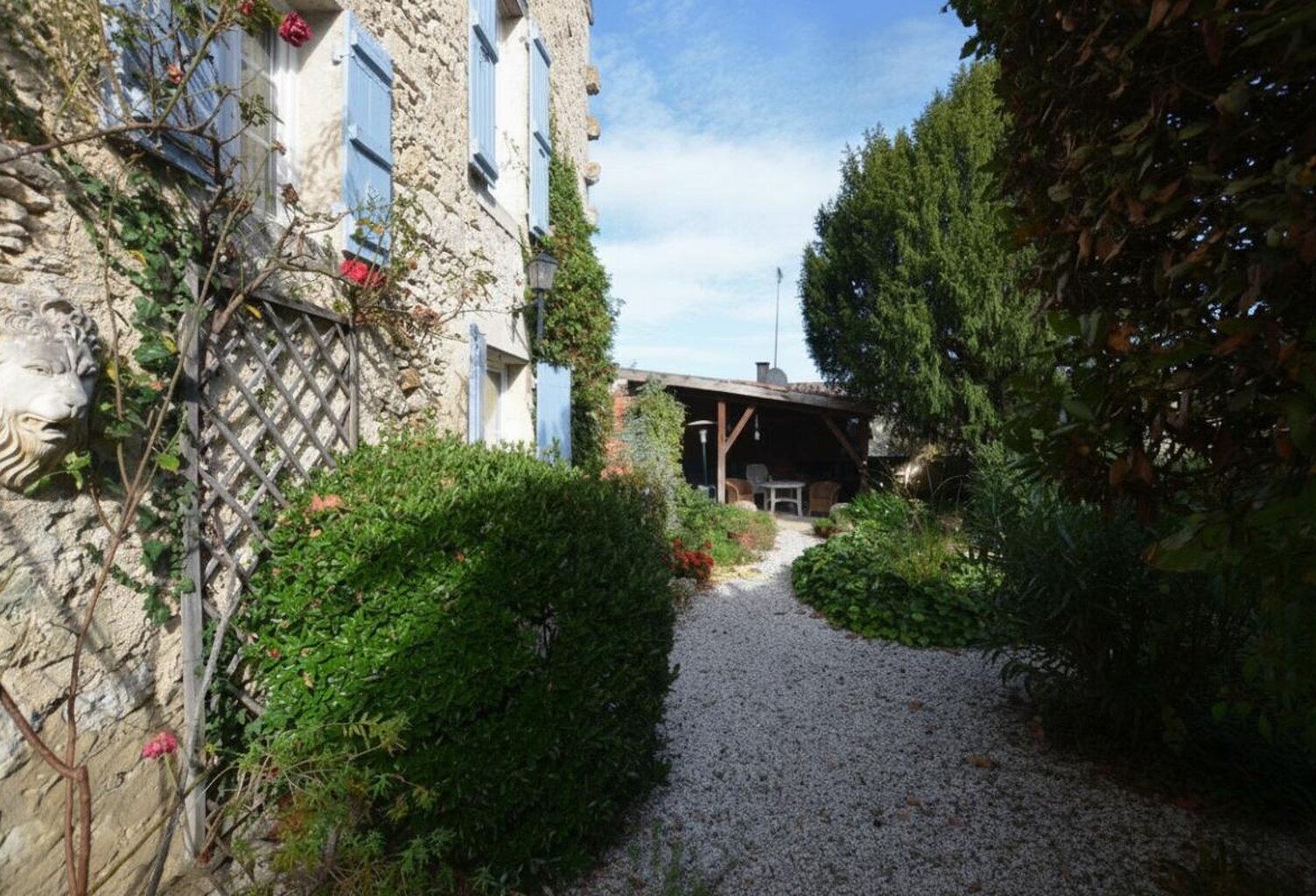 A vendre, Gers : Ancien presbytère entièrement rénové au coeur d'une belle bastide historique, 5 chambres, dépendances et deux jardins. Quartier paisible, belles vues — photo 1