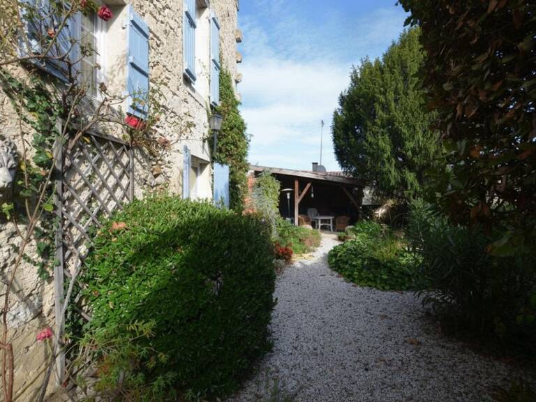 A vendre, Gers : Ancien presbytère entièrement rénové au coeur d'une belle bastide historique, 5 chambres, dépendances et deux jardins. Quartier paisible, belles vues — photo 1