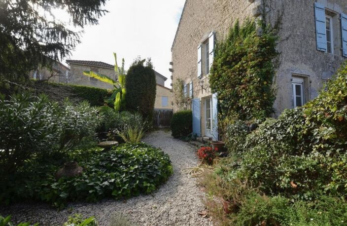 A vendre, Gers : Ancien presbytère entièrement rénové au coeur d'une belle bastide historique, 5 chambres, dépendances et deux jardins. Quartier paisible, belles vues — photo 2
