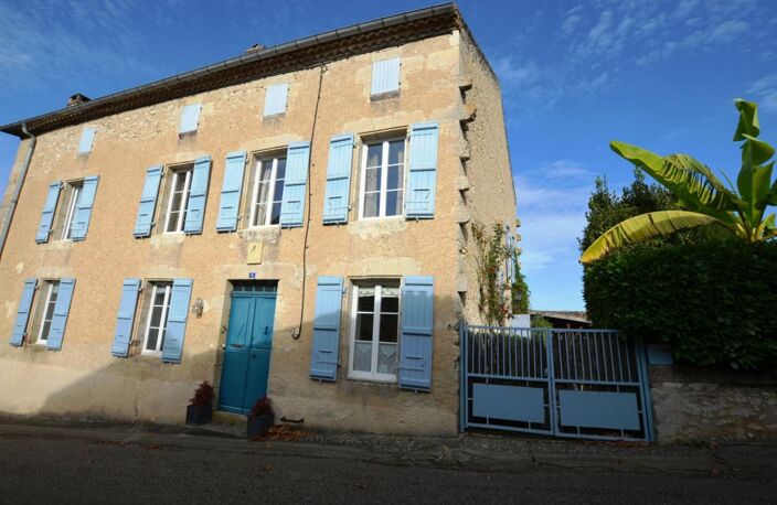 A vendre, Gers : Ancien presbytère entièrement rénové au coeur d'une belle bastide historique, 5 chambres, dépendances et deux jardins. Quartier paisible, belles vues — photo 3