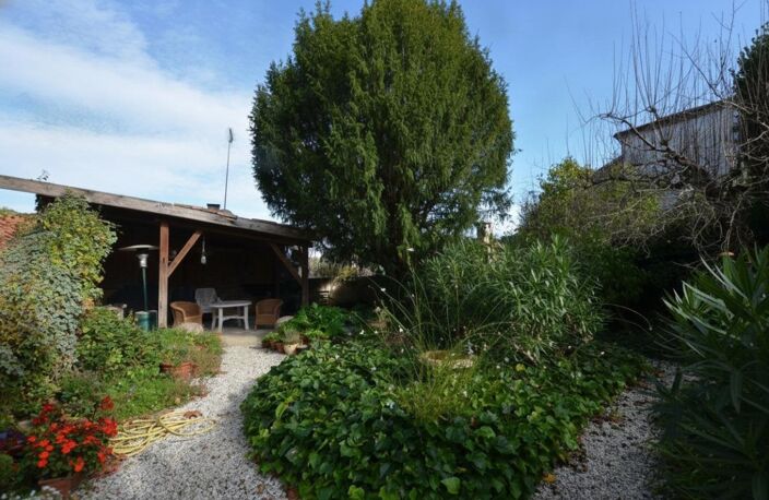 A vendre, Gers : Ancien presbytère entièrement rénové au coeur d'une belle bastide historique, 5 chambres, dépendances et deux jardins. Quartier paisible, belles vues — photo 4
