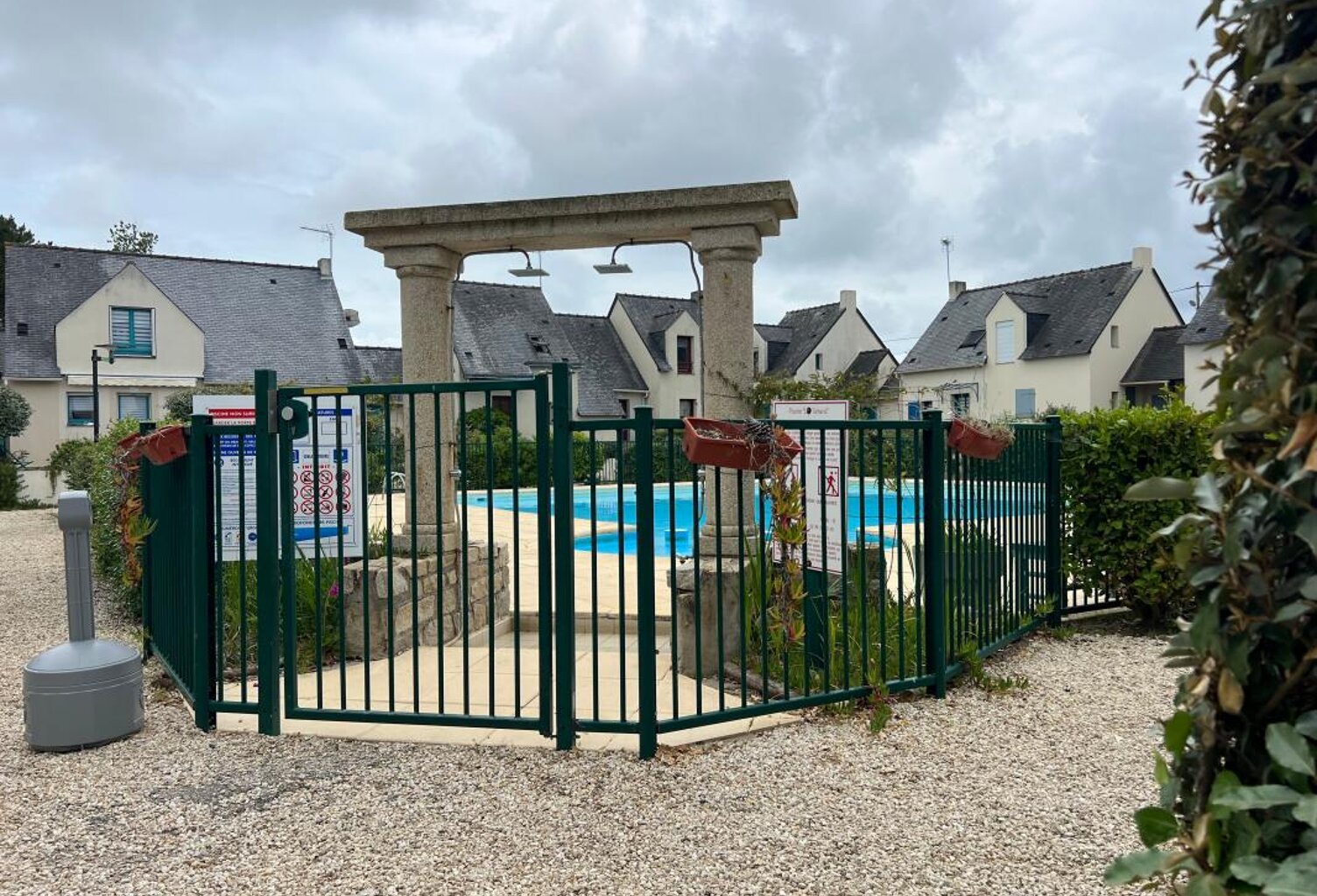RESIDENCE LES TAMARIS Studio avec pièce de vie et kitchenette, entrée cabine, salle d'eau et wc indépendant, terrasse et jardinet. Plage Valentin à pieds, Piscine, aire de parking — photo 1