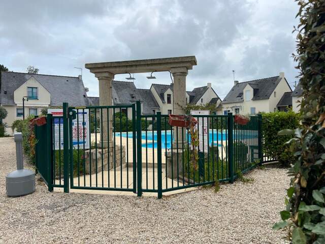 RESIDENCE LES TAMARIS Studio avec pièce de vie et kitchenette, entrée cabine, salle d'eau et wc indépendant, terrasse et jardinet. Plage Valentin à pieds, Piscine, aire de parking — photo du bien