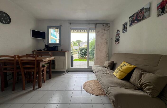 RESIDENCE LES TAMARIS Studio avec pièce de vie et kitchenette, entrée cabine, salle d'eau et wc indépendant, terrasse et jardinet. Plage Valentin à pieds, Piscine, aire de parking — photo 2