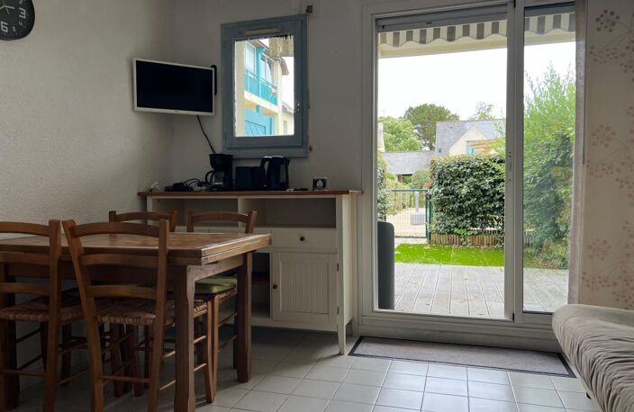 RESIDENCE LES TAMARIS Studio avec pièce de vie et kitchenette, entrée cabine, salle d'eau et wc indépendant, terrasse et jardinet. Plage Valentin à pieds, Piscine, aire de parking — photo 3