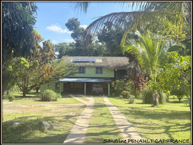 A VENDRE A KOUROU UNE CHARMANTE MAISON T5 EN BOIS DE 133 m² SUPERFICIE TERRAIN 2 HECTARES - AU PRIX DE 346 500 € — photo du bien