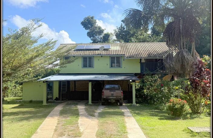 A VENDRE A KOUROU UNE CHARMANTE MAISON T5 EN BOIS DE 133 m² SUPERFICIE TERRAIN 2 HECTARES - AU PRIX DE 346 500 € — photo 2
