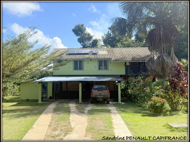 A VENDRE A KOUROU UNE CHARMANTE MAISON T5 EN BOIS DE 133 m² SUPERFICIE TERRAIN 2 HECTARES - AU PRIX DE 346 500 € — photo du bien