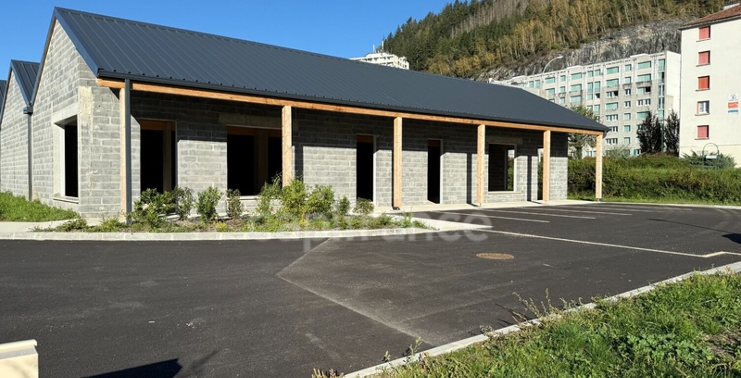 Locaux commerciaux avec emplacement stratégique, forte visibilité — photo 1