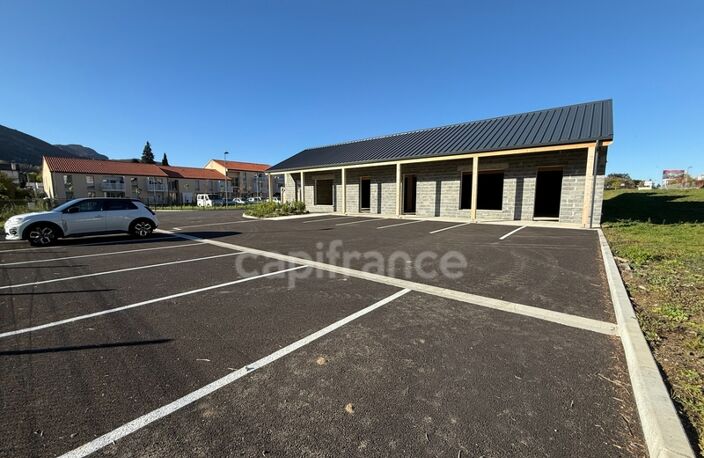 Locaux commerciaux avec emplacement stratégique, forte visibilité — photo 3