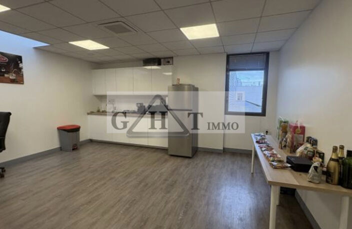 Entrepôt bureaux a louer — photo 3