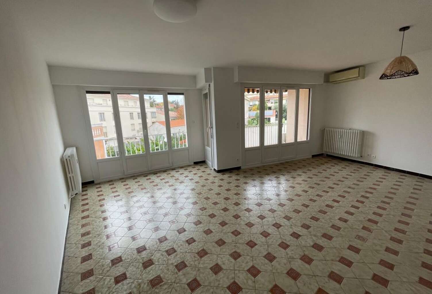 A VENDRE SUPERBE APPARTEMENT EN DERNIER ETAGE A BANDOL 83150 — photo 1