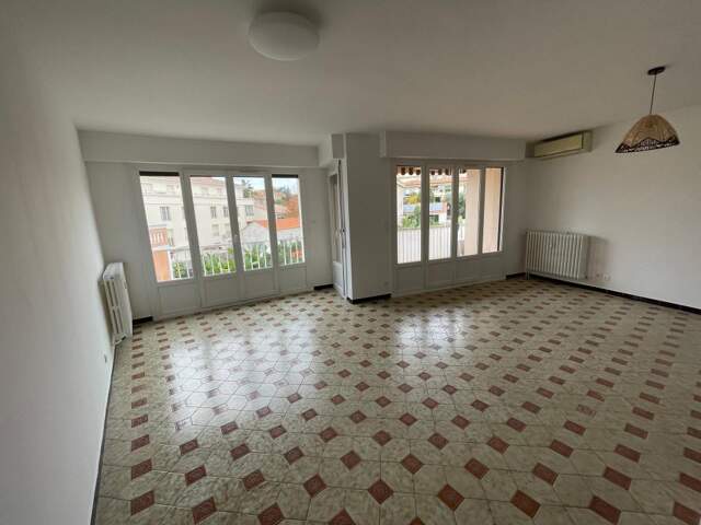 A VENDRE SUPERBE APPARTEMENT EN DERNIER ETAGE A BANDOL 83150 — photo du bien