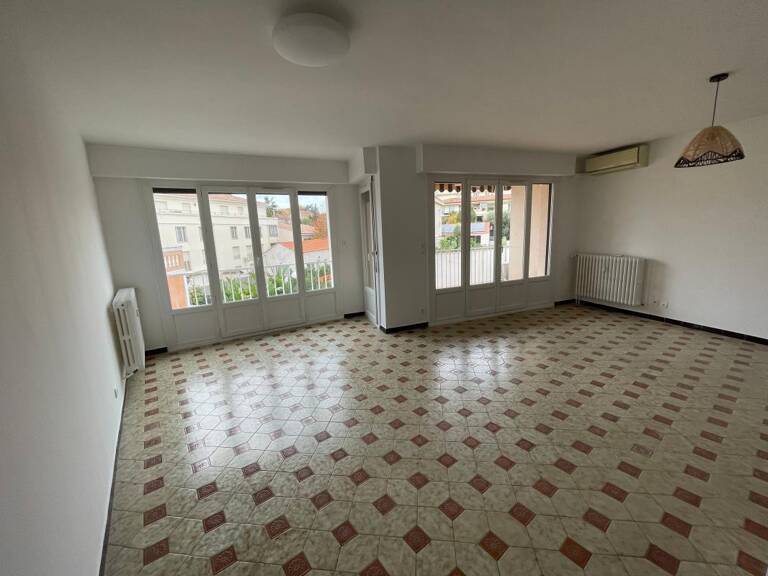 A VENDRE SUPERBE APPARTEMENT EN DERNIER ETAGE A BANDOL 83150 — photo 1