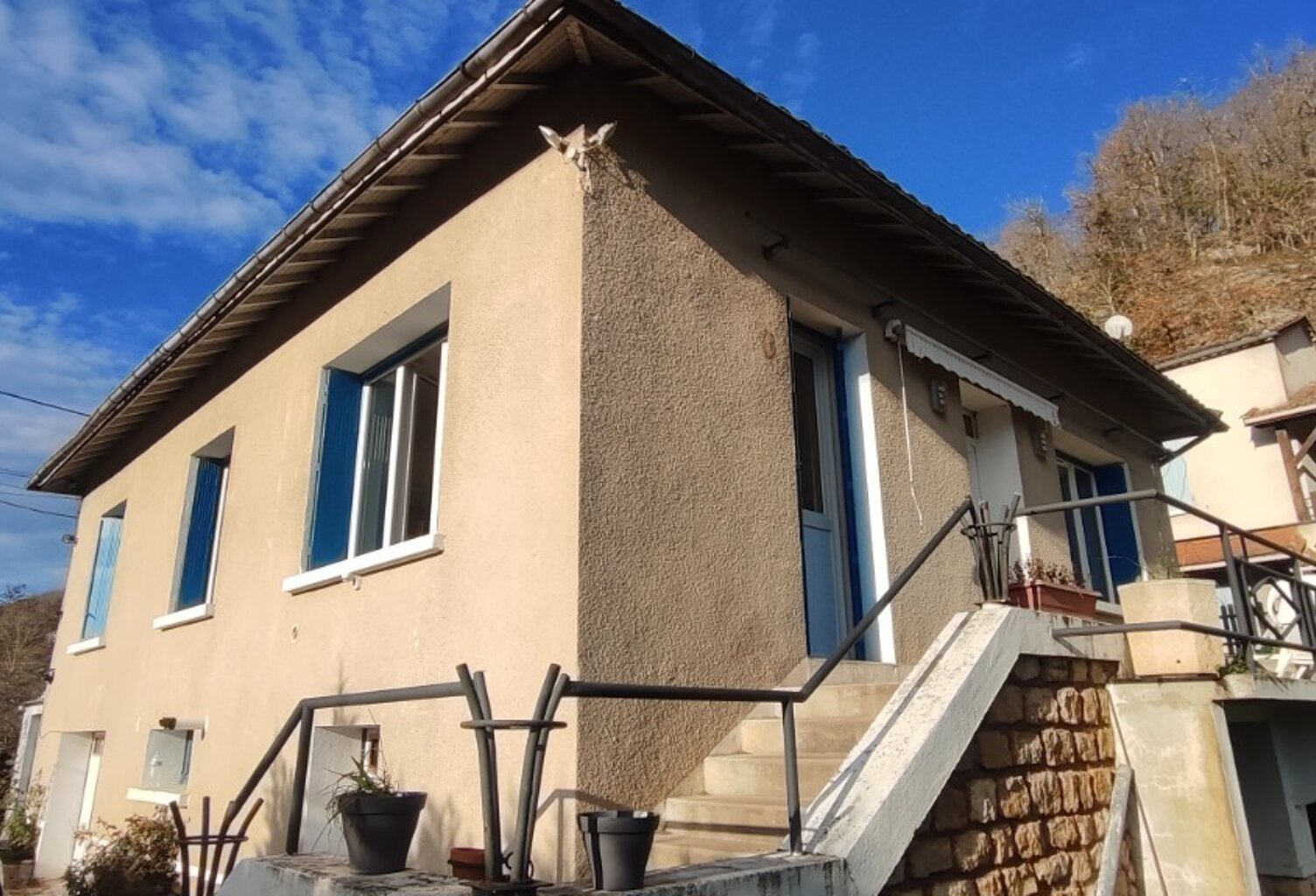 A 10 mn de Lalinde Jolie Maison de 80 m² sh rénovée composée, d'un séjour salon cuisine équipée, 2 chambres, salle d'eau, RDC 2 garages, une cave un atelier, cc gaz de ville + panneaux photovoltaïques , terrain clos de 1375 m².  — photo 1