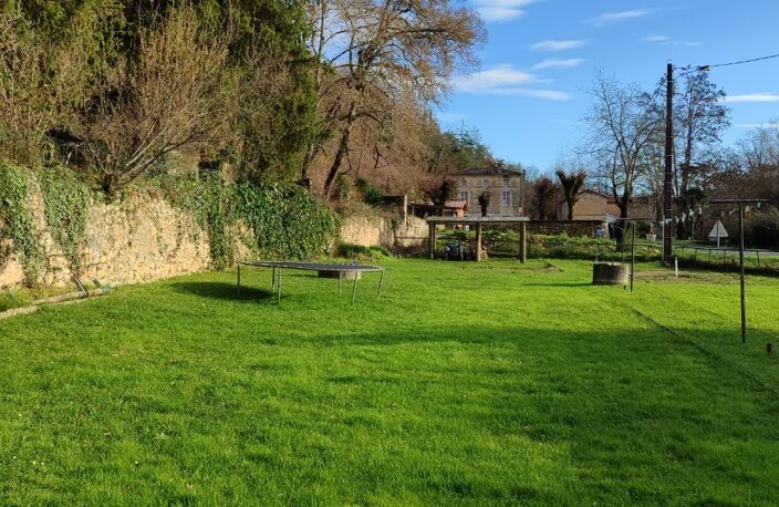 A 10 mn de Lalinde Jolie Maison de 80 m² sh rénovée composée, d'un séjour salon cuisine équipée, 2 chambres, salle d'eau, RDC 2 garages, une cave un atelier, cc gaz de ville + panneaux photovoltaïques , terrain clos de 1375 m².  — photo 2