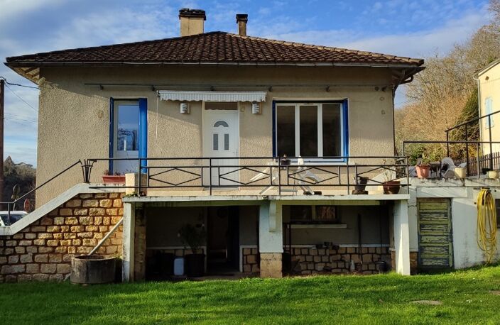 A 10 mn de Lalinde Jolie Maison de 80 m² sh rénovée composée, d'un séjour salon cuisine équipée, 2 chambres, salle d'eau, RDC 2 garages, une cave un atelier, cc gaz de ville + panneaux photovoltaïques , terrain clos de 1375 m².  — photo 3