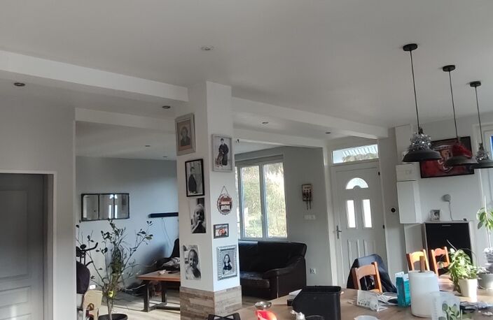 A 10 mn de Lalinde Jolie Maison de 80 m² sh rénovée composée, d'un séjour salon cuisine équipée, 2 chambres, salle d'eau, RDC 2 garages, une cave un atelier, cc gaz de ville + panneaux photovoltaïques , terrain clos de 1375 m².  — photo 4