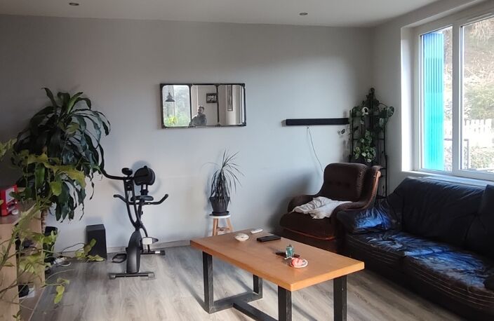 A 10 mn de Lalinde Jolie Maison de 80 m² sh rénovée composée, d'un séjour salon cuisine équipée, 2 chambres, salle d'eau, RDC 2 garages, une cave un atelier, cc gaz de ville + panneaux photovoltaïques , terrain clos de 1375 m².  — photo 5