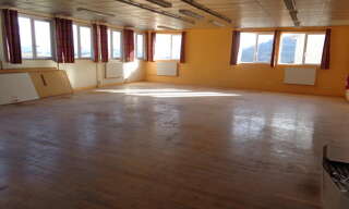 Immeuble  362 m² à louer à Saint-Just-d'Avray (69870)