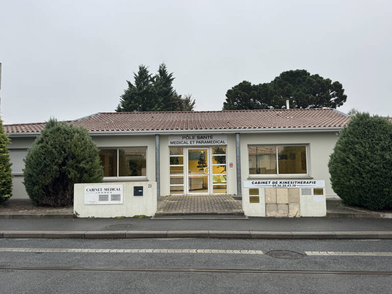 LOCAL PARAMEDICAL AU PIED DU TRAM PARKING JARDIN — photo 1