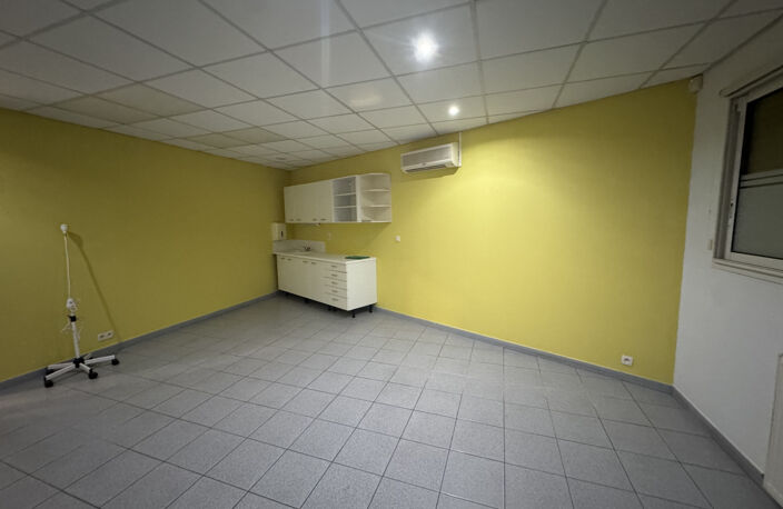 LOCAL PARAMEDICAL AU PIED DU TRAM PARKING JARDIN — photo 2