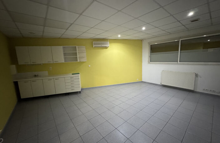 LOCAL PARAMEDICAL AU PIED DU TRAM PARKING JARDIN — photo 3