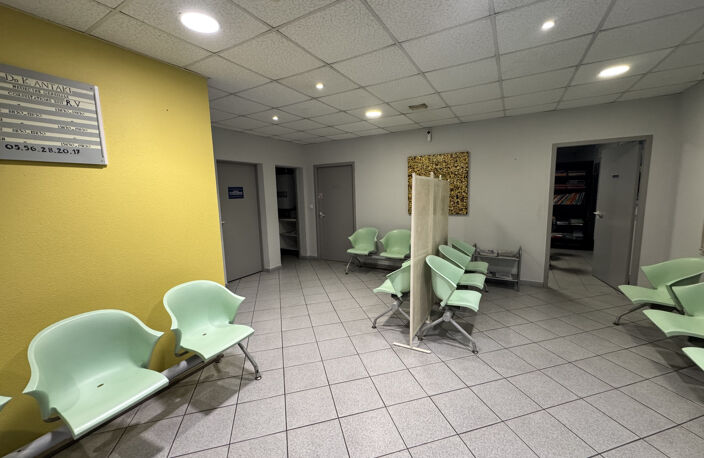 LOCAL PARAMEDICAL AU PIED DU TRAM PARKING JARDIN — photo 5