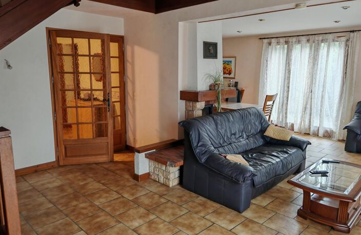 Maison Cessy 01170 Hors Lotissement, avec Grand Terrain, Grand Jardin. — photo 2