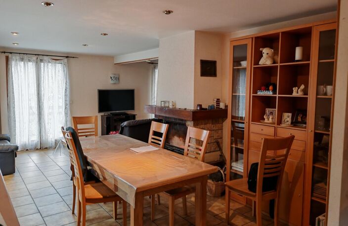 Maison Cessy 01170 Hors Lotissement, avec Grand Terrain, Grand Jardin. — photo 3