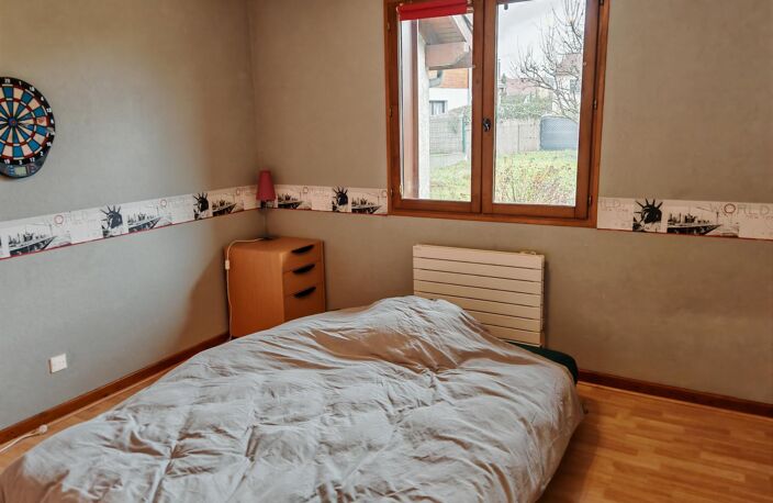 Maison Cessy 01170 Hors Lotissement, avec Grand Terrain, Grand Jardin. — photo 4