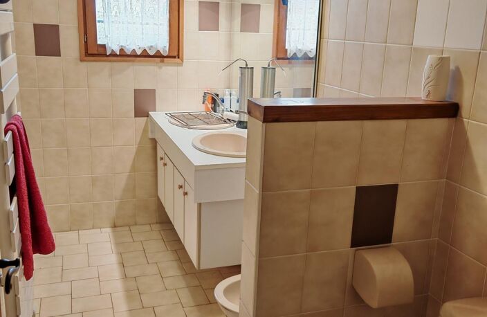 Maison Cessy 01170 Hors Lotissement, avec Grand Terrain, Grand Jardin. — photo 5